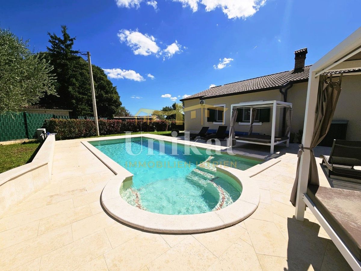 Samostojna pritlična hiša - bazen, garaža in velik vrt